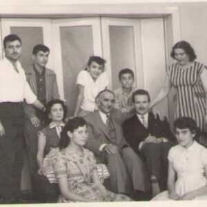 محمد-مهدي-الجواهري-مع-عائلته